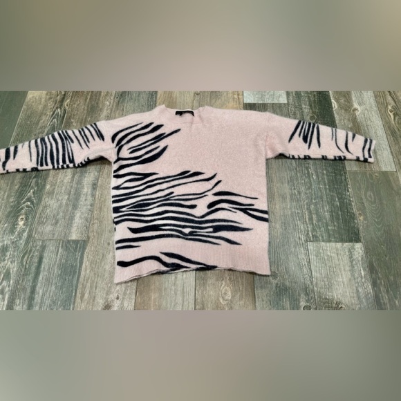 360 Cashmere 100% Cashmere Zebra Animal Print Drop Shoulder Sweater Baby Pink - Picture 1 of 7